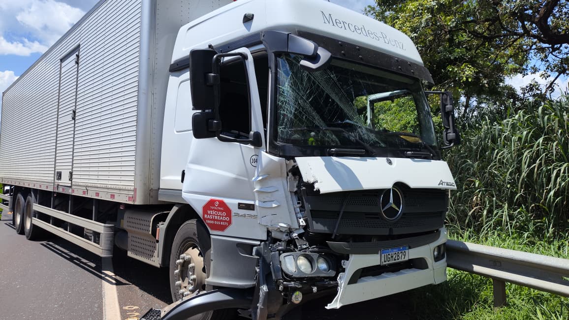 Foto 2 de 9 — URGENTE: Acidente entre caminhões interdita SP-255 entre BES e Araraquara